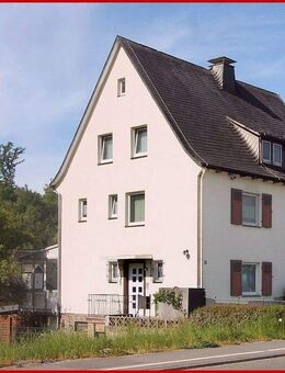 Zweifamilienhaus mit riesigem Grundstück - Bestwig