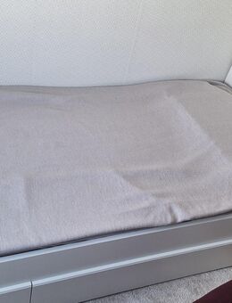 Einzelbett, weiß, 90x200 cm Liegefläche, neuwertig, inklusive Lattenrost und zwei Schubladen - Ditzingen