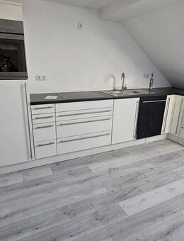 ZENTRUM ALSDORF,SEHR SCHÖNE 77 m2 DACHGESCHOSS WOHNUNG ZU VERMIETEN - Alsdorf (Nordrhein-Westfalen)