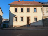 Ehemaliges Bauernhaus mit zwei Wohneinheiten, riesigem Grundstück, Scheune und Stallungen - Oberderdingen