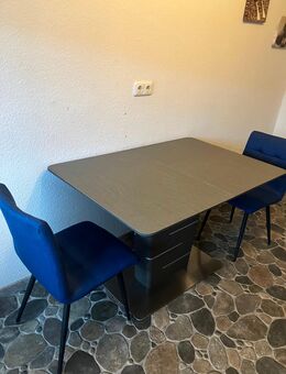 Tisch und zwei Stühle - Siegburg
