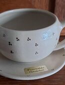 Westerwälder Handarbeit – zeitlose, dekorative Tasse mit Untertasse in 57572
