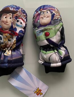 Jungen Mädchen Wattierte Handschuhe Toy Story winddicht Futter mit verstärkter Handfläche für einen festeren Griff. Gummizug und Klettriegel am Handgelenk und ein gestricktes Innenbündchen, neu mit Etikett Gr. 122/128 Marke: Toy Story - Albstadt