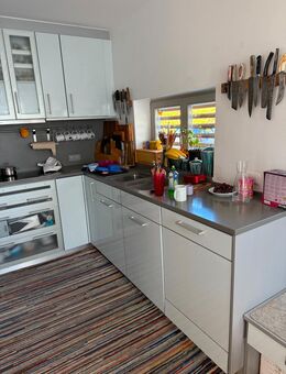 Küche mit Steinplatte, breitem Cerankochfeld, Sitzbank und Tisch, Gefriehr- Kühl- Schrank für Ausbauer abzugeben - München Untergiesing-Harlaching