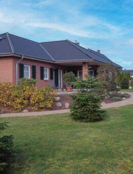 Hochwertiger 4-Zimmer-Bungalow mit 2 Garagen auf großem Grundstück in Röbel (Müritz) - Röbel (Müritz)