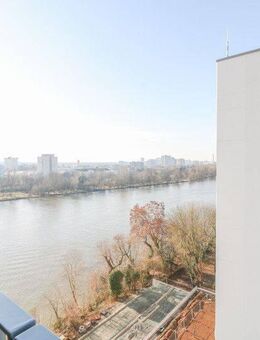 Sonnenverwöhnte Etagenwohnung mit Balkon, moderner Einbauküche und großzügigem Wohnambiente - Frankfurt (Main)