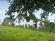 Asbach Ortsteil, Nähe Bonn! Wohn - Ensemble mit 2 Häusern, Stallungen, Reitplatz und Weiden! - Asbach (Landkreis Neuwied)