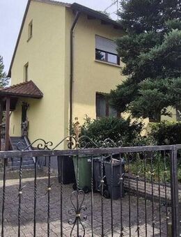 Zweifamilienhaus zzgl. ausgebauten Dachboden, viel Potenzial und großem Grundstück - Cadolzburg