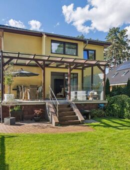 Hochwertiges Einfamilienhaus mit Einliegerwohnung & Pool - Eichwalde