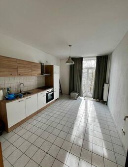 Sonnige Wohnung im 3. OG mit EBK + Balkon an der Küche ! - Chemnitz