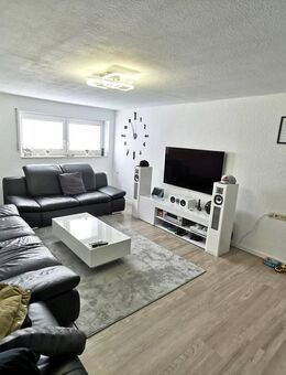 Solide vermietet, modernisiert und gut geschnitten: Helle 2-Zimmer-Wohnung mit Außenstellplatz - Murr