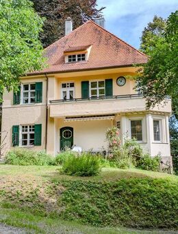 Denkmalgeschützte Villa auf ca. 5000 qm großem Grundstück unterhalb der Stadtmauer - Schongau