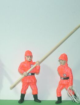 3 Figuren in leuchtrotem Anzug, Besatzung für DGzRS-Seenotkreuzer Berlin, Merwede u.a. - Dassel