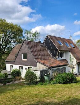 TOP Gelegenheit! Freistehendes Zwei-Familienhaus mit großem Grundstück, 3 Garagen & 2 Stellplätzen - Velbert