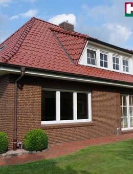 Direkt am Fehnkanal! Ein super gepflegtes Einfamilienhaus im Bungalowstil mit einer sehr großen Doppelgarage - Moormerland