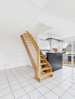 Ab sofort zur Miete frei ! Helle Maisonette Wohnung inkl. Ku?che + TG Stellplatz in zentraler Lage. - Stuttgart