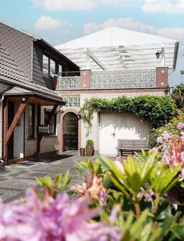 Gepflegtes Zweifamilienhaus mit großem Garten, Dachterrasse und moderner Ausstattung - Delmenhorst
