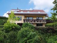 Attraktives Wohnhaus mit PV-Anlage, Doppelgarage, großem Garten und möglichem Baugrundstück - Burkardroth
