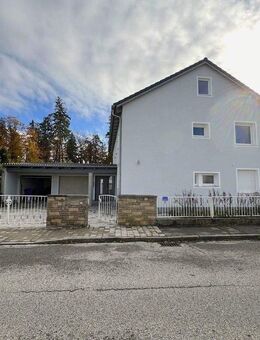 Saniertes Einfamilienhaus mit Garten und Doppelgarage in Waldkraiburg - Waldkraiburg