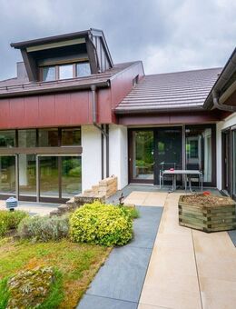 Architektur trifft Lebensqualität! Bungalow-Rarität mit Wellnessbereich und Gartenidylle - Herrenberg