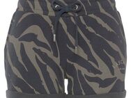 LASCANA Relaxshorts mit seitlichen Taschen und Logostickerei, Loungewear