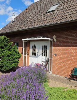 Gerade mal 26 Jahre alt. Haus, Hof, Garten und Garagen am Dorfrand! - Butzow