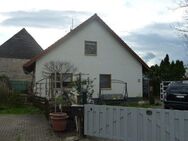 Freistehendes, massiv erbautes Einfamilienhaus mit Carports, Erker und Balkon in ruhiger Lage von Erfurt-Kühnhausen - Erfurt