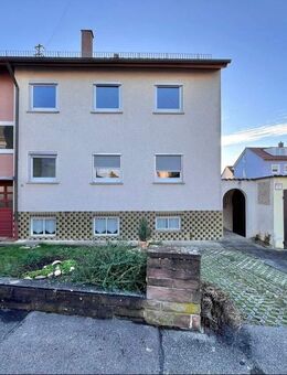 Waiblingen: Doppelhaushälfte mit zwei Einheiten und wunderschönem Garten in Hohenacker - Waiblingen