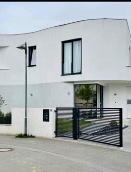 **Exklusive Villa am Riedberg mit Doppelgarage und Schwimmbecken zu vermieten** - Frankfurt (Main)