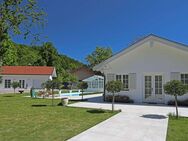 Exklusive Zweier Bungalow Residenz mit Pool in idyllischer Lage in Siegsdorf - Siegsdorf