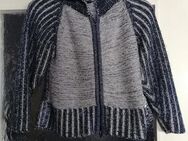 Schwarz gemusterte Strickjacke mit Kapuze - Gr. 128 - crash one - Pirmasens