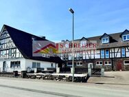 Großes, gepflegtes Anwesen mit Garagen, Mietwohnungen, Wiese und Scheune zu verkaufen - Bad Berleburg