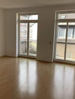 Tolle 3.RW. im 1.OG. mit Laminatb., Balkon, Eckbadewanne + Du. u.v.m. in DD.-Striesen zu vermieten! - Dresden