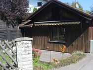 Alter Bungalow mit zwei Terrassen, Carport & sonnigem Garten - Iffeldorf