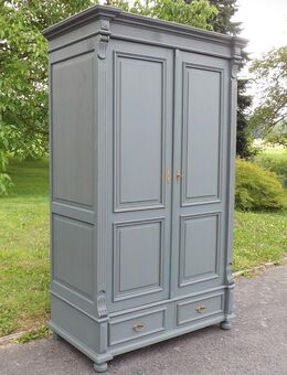 Wohnfertiger Schrank, kreidefarben (Farrow & Ball „Green Smoke“). - Königswinter
