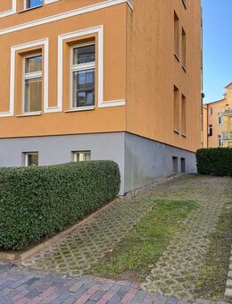 Freigezogene und frisch renovierte 2-Zimmer-Wohnung mit Balkon und Außenstellplätzen - Rostock