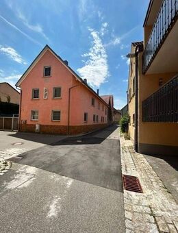 Großes Bauernhaus mit zwei Wohnungen, Innenhof und großer Scheune ! - Gaukönigshofen