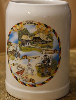 Bierkrug Keramik , 0,5Liter , Gruß aus dem Schwarzwald , Trachtenpaar , Kirschtorte , Kirschwasser ... , Höhe 13,5cm, K328 - Görlitz