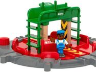 BRIO® Spielzeugeisenbahn-Brücke BRIO® WORLD, Lok-Drehscheibe mit Kontrollbrücke, FSC® - schützt Wald - weltweit
