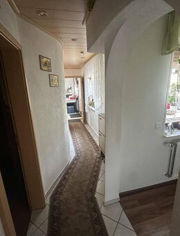 Freistehendes Einfamilienhaus mit 2 Wohneinheiten mit Scheune Garagen und Garten inmitten der Natur - Birstein