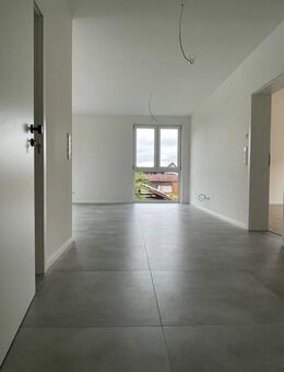 Stilvolle Eigentumswohnung 3-Zimmer-Wohnung mit Balkon, Stellplätzen und Gartenanteil - Schönenberg-Kübelberg