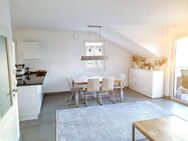 Nähe Steinhuder Meer: Gehobene Dachgeschosswohnung mit erstklassiger Traumküche, Südbalkon und Garage - Wunstorf