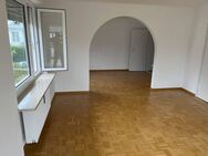 Gepflegte 3,5-Zi-Whg. mit Einbauküche, Balkon und Garage in ruhiger Lage - München