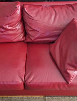 Leder Couch Sofa mit Kissen in Rot von Candy Polstermöbel - München Moosach