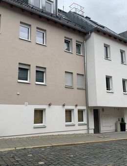 Ab 01.12.: Traumhafte 3-Z.-Wohnung (ca. 104 m²) in ruhiger Lage im Zentrum von Hof mit großem Balkon (21,6 m²), Aufzug, EBK, modernem Bad & Carport - Hof