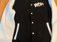 Jacke im College Stil und T-Shirt. Neu! - Ahlen