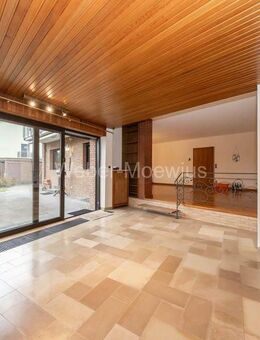 Freistehendes Einfamilienhaus mit EBK, Parkettböden, Kamin, Balkon, Terrasse, Garten + 2 Garagen - Wesseling