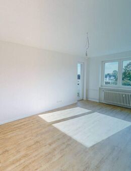 ERSTBEZUG NACH SANIERUNG: 3-Zimmer-Wohnung mit sonnigem Balkon - Neumünster