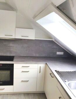 Modernisierte 2-Zimmer-Dachgeschosswohnung mit Ausblick ins Grüne in Freiberg-Geisingen! - Freiberg (Neckar)