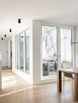 Helle Galerie-Wohnung im DG mit Terrasse und Südloggia. Highend-Einbauten, Schreiner-EBK und Kamin. - München